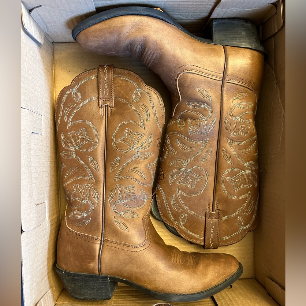 Used in good condition Ariat cowboy boots